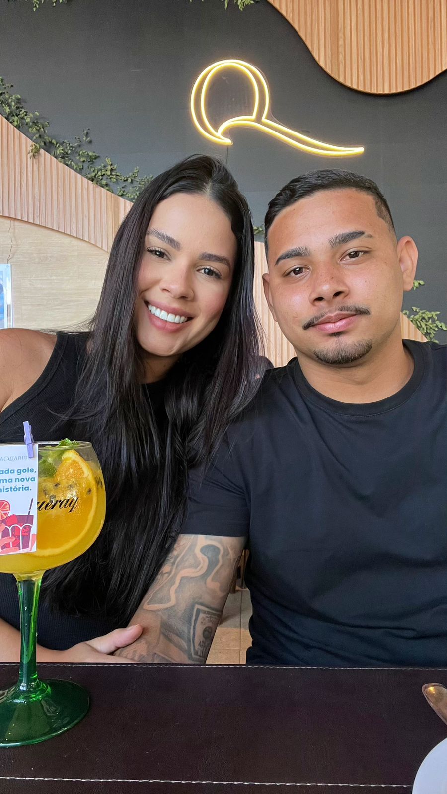 Vitória e Rodrigo sorrindo